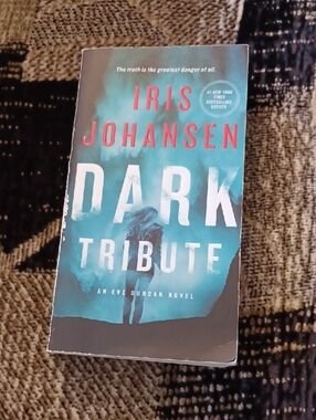 $4 Add-on Iris Johansen "Dark Tribute" - Paperback Thriller